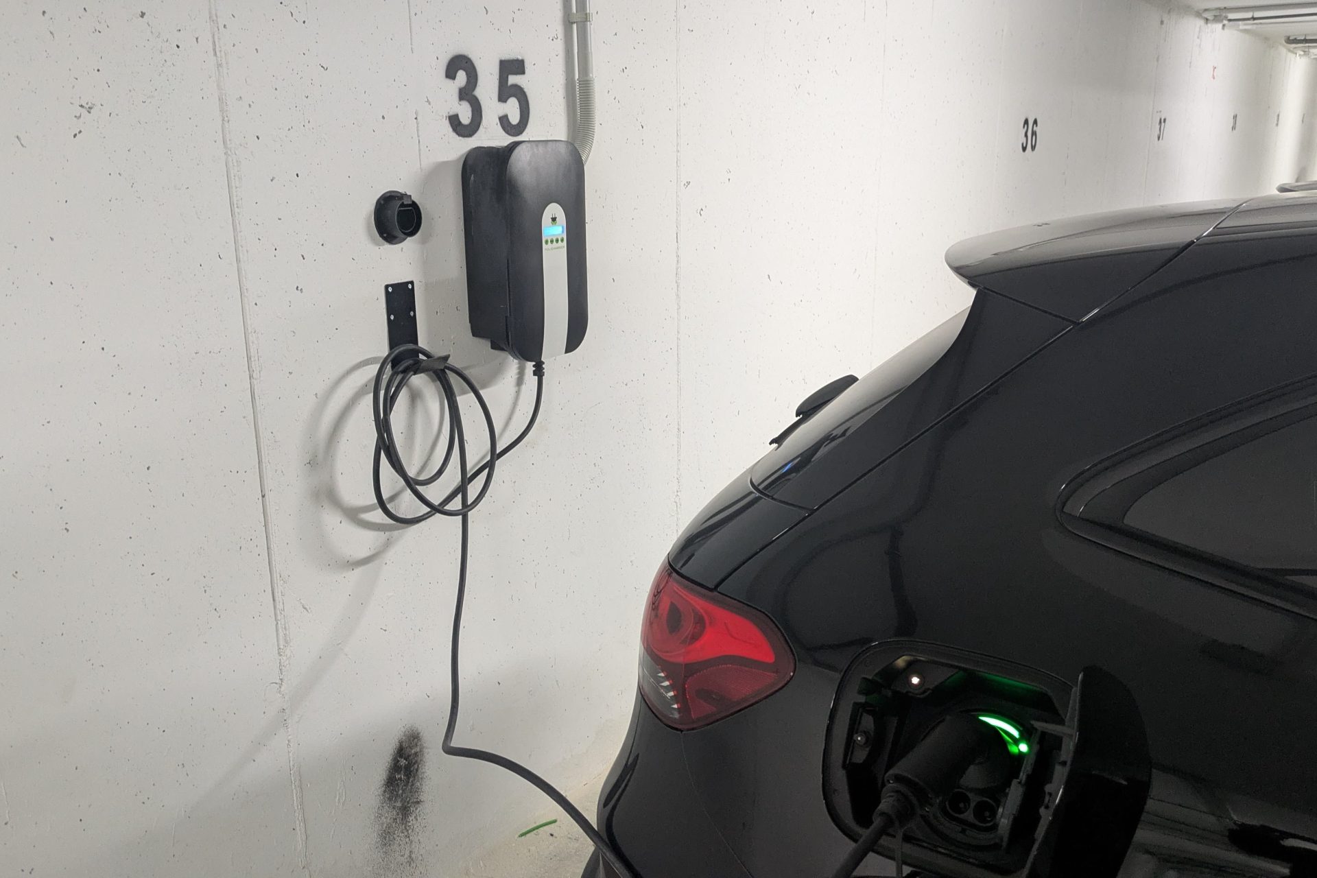 Instala punto recarga comunidades con seguridad y Plan MOVES