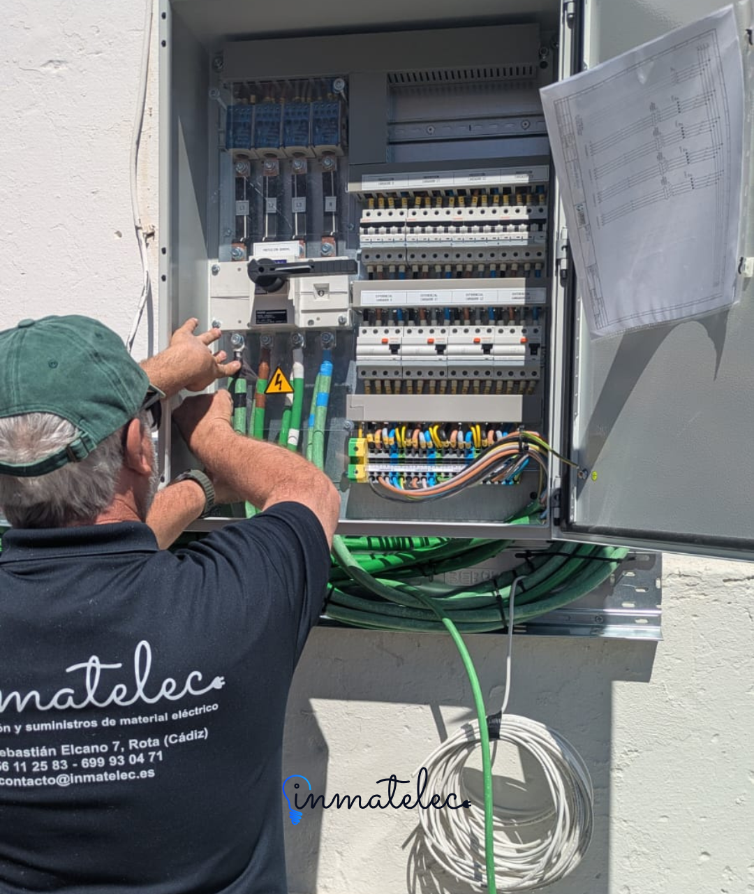Conectando la línea para 4 cargadores de vehículo eléctrico