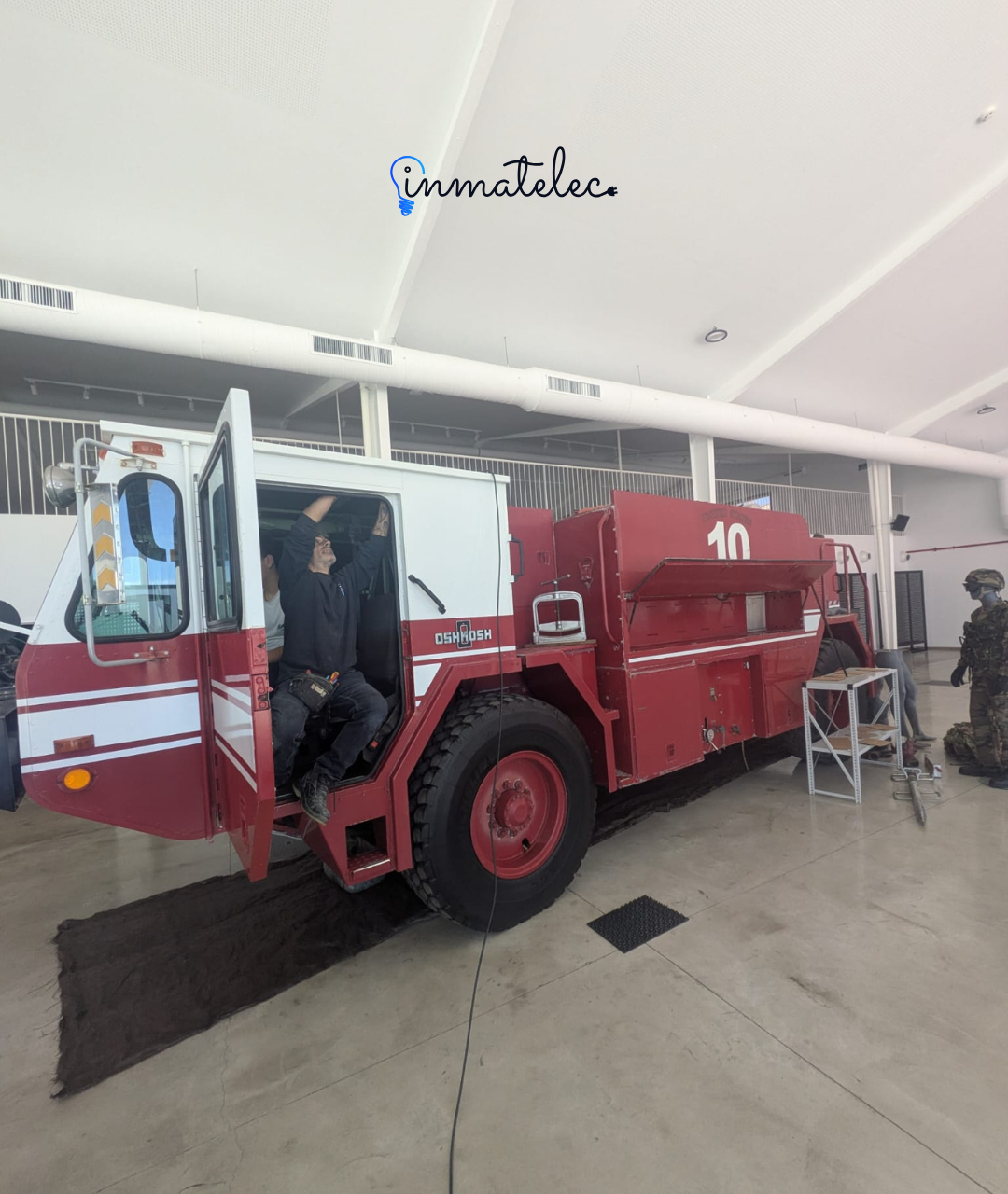 Instalación de toma de corriente para pantalla de museo en un camión de bomberos americano