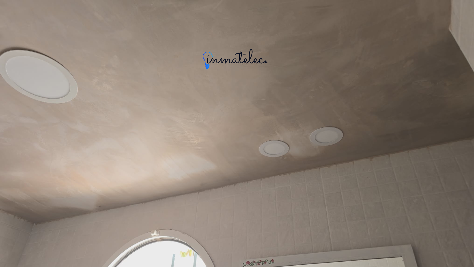 Instalación de downlights en El Jardín de la Almadraba, Rota