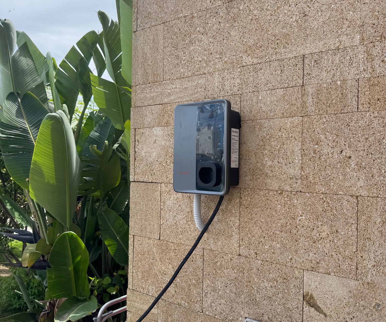 Instalación de cargador MAXGE en Costa Ballena: carga segura para coche eléctrico en casa